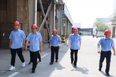 送清涼、致敬意！公司董事長(zhǎng)朱在龍帶隊(duì)慰問(wèn)一線勞動(dòng)者