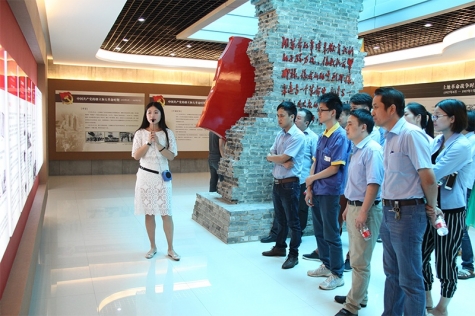 組織參觀抗日戰爭勝利70周年圖片展